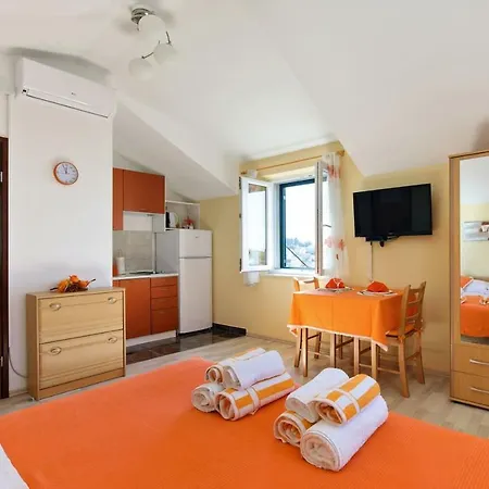 Orange Eni Apartment